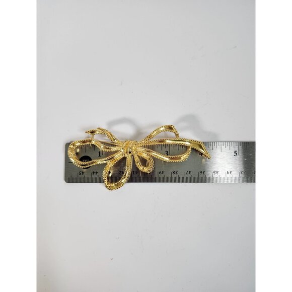 Vintage TRIFARI Gold-Tone Bow-Shaped Brooch Pin With Textured Detailing & Secure - Picture 5 of 7